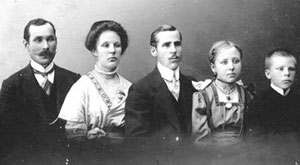 Пустынников В. И. (в центре), фото 1915-1916 гг. из фонда АМЗ