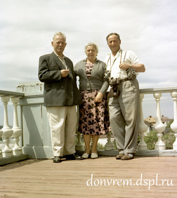 М. А. и М. П. Шолоховы с фотографом Я. Рюмкиным. 1960 г. Фото: Я. Рюмкина. Публикуется впервые