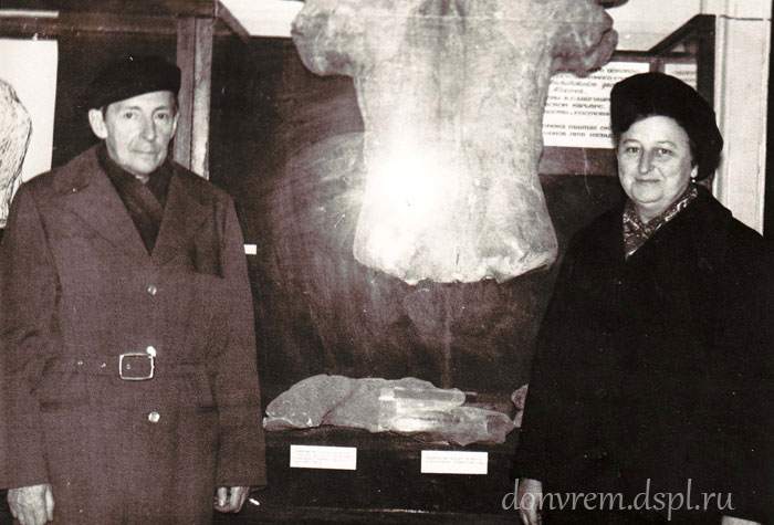 В. Е. Гарутт и В. С. Байгушева возле слона Громова