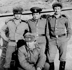 Соловьё Владимир с однополчанами
